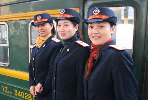 1月10日,在邯鄲火車站的站臺(tái)上,即將赴北京參加鐵路臨時(shí)客運(yùn)任務(wù)的3名乘務(wù)員在上車前合影。新華社發(fā)(王九忠 攝)