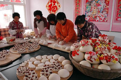 1月17日,在山東省日照市北京路街道車家村老年之家,村民們在做花饃。山東省日照市有春節(jié)蒸花饃的習(xí)俗,每年春節(jié)前,當(dāng)?shù)卮迕駛兌紩奂谝黄鹫艋x,為即將到來的新春佳節(jié)增添濃濃年味?;x可以用來敬神祭祖或當(dāng)作走親訪友的饋贈禮品,車家村村里70歲以上的老人春節(jié)前都能收到一份花饃年禮。 新華社發(fā)(陳為峰 攝)