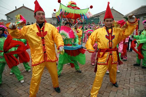1月17日,天津市寧河縣躲軍淀村的農(nóng)民在花會(huì)上表演拉花轎。臨近春節(jié),天津許多地方的農(nóng)民用豐富多彩的民間花會(huì)迎接新春,農(nóng)民的節(jié)日生活充滿喜慶祥和。 新華社發(fā)(任麗華 攝)
