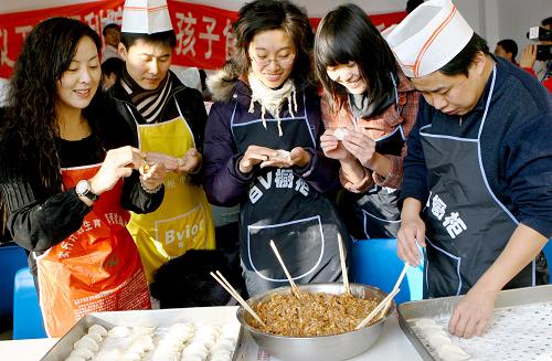 1月18日,義工們在福利院里包餃子。當(dāng)日是農(nóng)歷小年,內(nèi)蒙古包頭市140多名義工自帶面粉和肉餡,來到包頭市社會(huì)福利院,為這里的老人和孩子包餃子,共度溫馨小年。 新華社發(fā)(周蕾 攝)