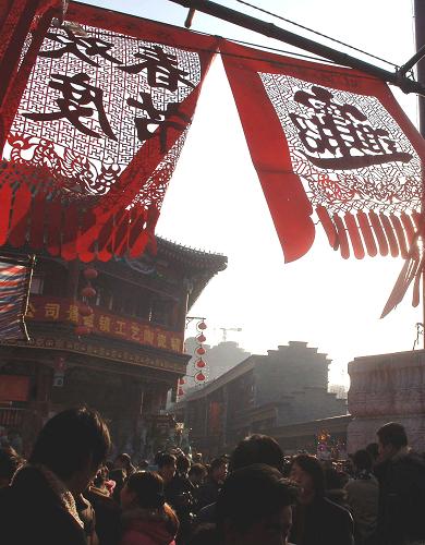 1月18日,天津古文化街年貨市場內(nèi)人頭攢動(dòng)。隨著春節(jié)的日益臨近,各地百姓紛紛抓緊時(shí)間采購年貨,迎接新春佳節(jié)的到來。 新華社記者 公磊 攝