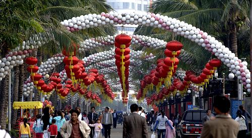 1月18日,??谑忻裨诤?谑腥f綠園游玩。當(dāng)日是農(nóng)歷臘月二十三,俗稱“小年”。在商場、集市,??谑忻衩χ徺I年貨;街頭巷尾,喜慶的裝飾隨處可見,濃濃的年味兒撲面而來。 新華社記者 趙穎全 攝