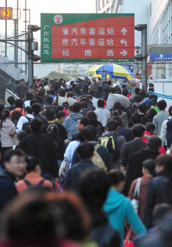 節(jié)后農(nóng)民工陸續(xù)入粵返崗 2月2日,大批剛下火車的農(nóng)民工前往汽車站轉(zhuǎn)乘去往廣東各地的客車。 近日,回家過年的農(nóng)民工陸續(xù)返回廣東工作崗位。目前入粵的農(nóng)民工以返崗者為主,近期還將有大批農(nóng)民工前來尋找工作機(jī)會。 新華社記者 盧漢欣 攝