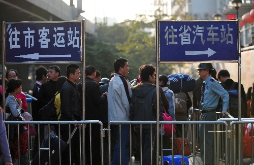 2月2日,大批剛下火車的農(nóng)民工前往汽車站轉(zhuǎn)乘去往廣東各地的客車。新華社記者 盧漢欣 攝