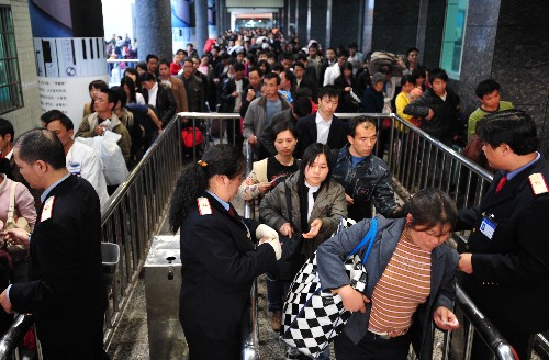 2月2日,入粵農(nóng)民工檢票通過火車站出站口。新華社記者 盧漢欣 攝
