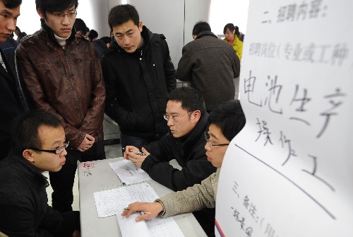 2月4日,求職者在用人單位招聘攤位前應(yīng)聘。新華社記者孫參攝