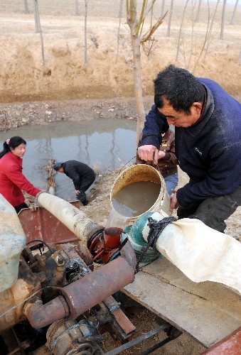 2月5日,新河縣一位農(nóng)民在灌泵準(zhǔn)備澆小麥。新華社記者 楊世堯 攝