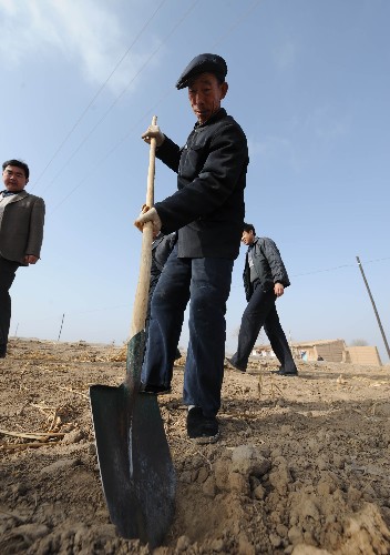 2月6日,靖遠縣曹若鄉(xiāng)曹峴村村民在地里查看墑情。 自2008年8月以來,地處甘肅中部的白銀市靖遠縣干旱山區(qū)缺乏有效降雨,旱情嚴重。據(jù)當?shù)卣榻B,目前靖遠縣干旱山區(qū)共有53萬畝耕地無法下種,6.9萬人、5.7萬頭牲畜缺水。面對持續(xù)的旱情,靖遠縣優(yōu)先解決人畜飲水困難,充分利用已經(jīng)建成使用的極度干旱山區(qū)飲水工程,同時指導和幫助群眾調(diào)整種植結構,增加地膜覆蓋面積,確保春耕生產(chǎn)。 新華社記者 韓傳號 攝