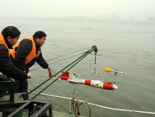 2月6日,小浪底水文站工作人員在小浪底大壩下游通過流速儀監(jiān)測小浪底下瀉流量。 隨著黃河流域旱情不斷加劇,2月6日8時,黃河防汛抗旱總指揮部再次提高預(yù)警級別,發(fā)布黃河流域干旱紅色預(yù)警,啟動一級響應(yīng),小浪底水庫下泄流量由600立方米每秒加大到700立方米每秒,同時進(jìn)一步采取措施,加強(qiáng)全河水量實(shí)時調(diào)度,全力以赴支援流域抗旱。 新華社發(fā)(陳占舉 攝)