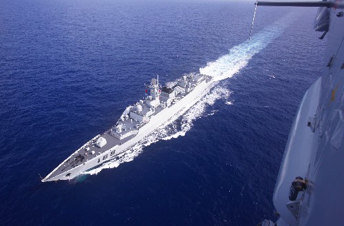 這是在直升機上拍攝的航行中的“廣州”號導彈驅(qū)逐艦(2月23日攝)。新華社記者 查春明 攝