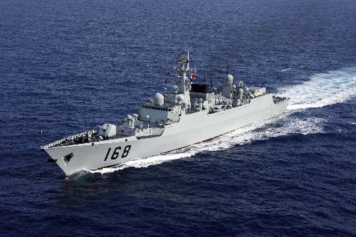 這是在直升機上拍攝的航行中的“廣州”號導彈驅(qū)逐艦(2月23日攝)。新華社記者 查春明 攝