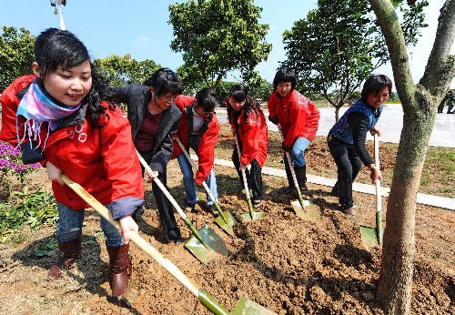 3月12日,海峽兩岸姐妹在古槐百福公園為剛種下的一棵龍眼樹培土。當(dāng)日是我國第31個植樹節(jié),來自海峽兩岸的100多名姐妹,在福建最大的鄉(xiāng)村公園長樂市古槐百福公園種下一片50多畝象征海峽兩岸姐妹友誼的樹木——“海峽姐妹林”。 新華社記者張國俊攝
