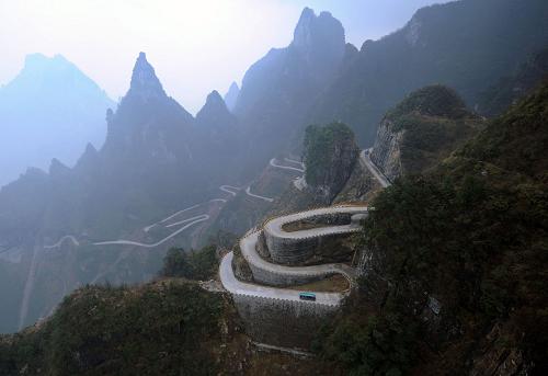 3月21日,一輛景區(qū)環(huán)保車行駛在張家界天門山景區(qū)的公路上。新華社記者趙眾志攝