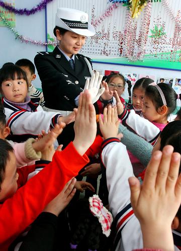 3月29日,遼寧鞍山市公安局交警支隊(duì)女子禮賓大隊(duì)警察在青華小學(xué)教學(xué)生們學(xué)習(xí)辨認(rèn)交通手勢(shì)。當(dāng)日,遼寧鞍山市公安局交警支隊(duì)開展“安全教育進(jìn)校園”活動(dòng),交警通過交通圖板展示、辨認(rèn)交通標(biāo)識(shí)、學(xué)習(xí)交通手勢(shì)等,提高學(xué)生的交通安全知識(shí)和自我保護(hù)意識(shí),迎接第十四個(gè)全國(guó)中小學(xué)生安全教育日的到來。新華社發(fā)(蔡冰 攝)