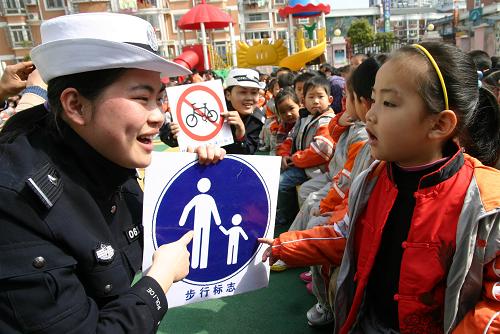 3月30日,巢湖市交警在金碼頭雙語(yǔ)藝術(shù)幼兒園教孩子們辨認(rèn)交通標(biāo)志。新華社發(fā)
