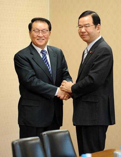 3月30日,正在日本進(jìn)行正式友好訪問的中共中央政治局常委李長春在東京會(huì)見日本共產(chǎn)黨中央政治局委員長志位和夫。新華社記者劉建生攝