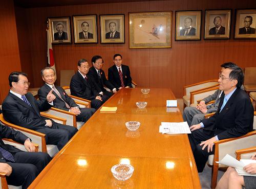 3月30日,正在日本進(jìn)行正式友好訪問的中共中央政治局常委李長春在東京會(huì)見日本自民黨干事長細(xì)田博之。新華社記者劉建生攝