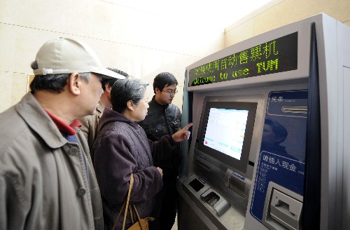 3月30日,在太原火車站動(dòng)車組售票廳,幾名旅客正在通過一臺(tái)自動(dòng)售票機(jī)購(gòu)買車票。新華社記者燕雁攝