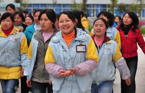 在縣城上崗不久的湖北省建始縣返鄉(xiāng)農(nóng)民工走在下班的路上(3月29日攝)。新華社記者杜華舉攝