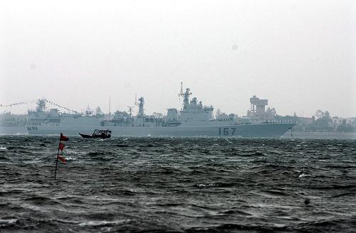 4月2日,“深圳”號(hào)導(dǎo)彈驅(qū)逐艦駛離廣東湛江。 當(dāng)日上午,中國(guó)海軍第二批護(hù)航編隊(duì)從廣東湛江起航,赴亞丁灣、索馬里海域執(zhí)行接替護(hù)航任務(wù)。這標(biāo)志著中國(guó)海軍護(hù)航行動(dòng)進(jìn)入有序接替、常態(tài)化運(yùn)行的新階段。第二批護(hù)航編隊(duì)由“深圳”號(hào)導(dǎo)彈驅(qū)逐艦、“黃山”號(hào)導(dǎo)彈護(hù)衛(wèi)艦和首批護(hù)航編隊(duì)留下來(lái)的“微山湖”號(hào)綜合補(bǔ)給艦,以及2架艦載直升機(jī)和部分特戰(zhàn)人員組成,整個(gè)編隊(duì)800余人。 新華社發(fā)(李滿青 攝)