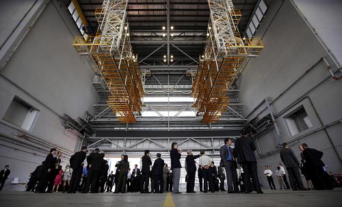 5月22日,來賓們?cè)陲w機(jī)維修機(jī)庫內(nèi)出席揭幕儀式。當(dāng)日,中國(guó)飛機(jī)服務(wù)有限公司位于香港國(guó)際機(jī)場(chǎng)的全新飛機(jī)維修機(jī)庫正式啟用。新機(jī)庫涉及的額外投資達(dá)4億港元,能提供一萬平方米的維修面積,可同時(shí)容納一架寬體飛機(jī)和一架窄體飛機(jī),機(jī)庫的啟用使中國(guó)飛機(jī)服務(wù)有限公司成為香港第二間提供基地維修服務(wù)的飛機(jī)維修公司。新華社記者周磊 攝