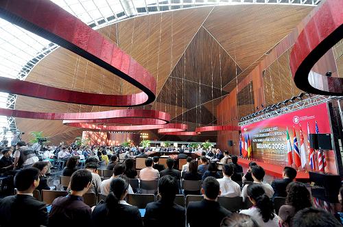 5月22日,由國家大劇院主辦的2009世界著名歌劇院高峰會議暨歌劇論壇在北京舉行,來自9個國家的11個世界最具代表性的歌劇院院長齊聚“水上明珠”,就當代世界歌劇的發(fā)展趨勢展開探討。新華社記者羅曉光攝