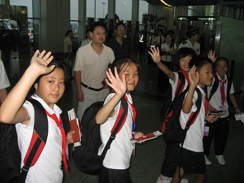 7月23日,在成都雙流機(jī)場(chǎng),即將赴俄羅斯療養(yǎng)的小學(xué)生進(jìn)入登機(jī)口前與送行的人告別。此次四川地震災(zāi)區(qū)有340名中小學(xué)生赴俄療養(yǎng)。
