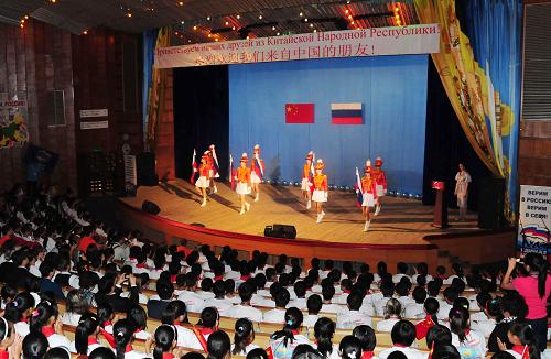 7月24日,俄羅斯青少年在符拉迪沃斯托克“海洋”全俄兒童中心為中國地震災(zāi)區(qū)學(xué)生舉行的歡迎儀式上進(jìn)行歌舞表演。“海洋”全俄兒童中心當(dāng)日舉行歡迎儀式,歡迎前來療養(yǎng)的550名中國四川地震災(zāi)區(qū)學(xué)生。 新華社記者婁琛攝