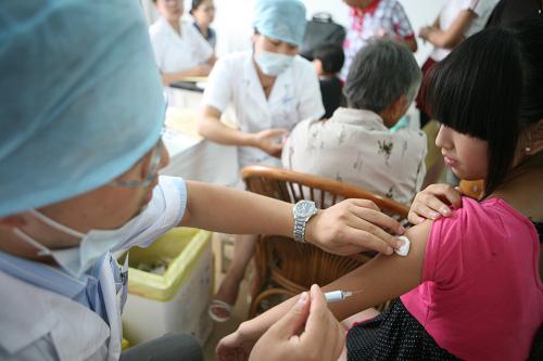 7月24日,在江蘇省泰州市疾控中心,志愿者在接種甲型H1N1流感疫苗。由華蘭生物生產(chǎn)的我國(guó)首批甲型H1N1流感疫苗在完成生物、生化實(shí)驗(yàn)后,7月22日在江蘇泰州正式開始臨床驗(yàn)證研究。此次臨床驗(yàn)證研究在泰州招募2000多名志愿者參與,分批于7月22日、24日和25日接種,經(jīng)過40多天的臨床觀察,驗(yàn)證疫苗的安全性、有效性,最終確定疫苗的免疫程序和免疫劑量。 新華社發(fā)(顧俊 攝)