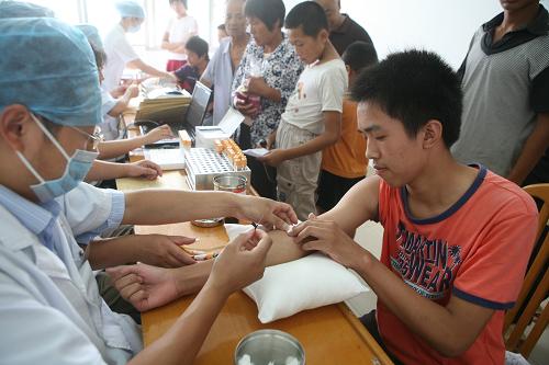 7月24日,在江蘇省泰州市疾控中心,志愿者在接種甲型H1N1流感疫苗前采集血樣。新華社發(fā)(顧俊 攝)
