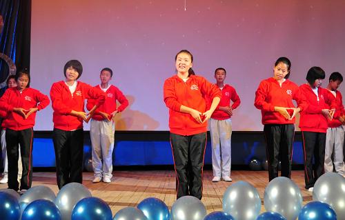 7月24日,在俄羅斯符拉迪沃斯托克“海洋”全俄兒童中心,中國地震災(zāi)區(qū)學(xué)生演唱手語歌曲《感恩的心》。新華社記者婁琛攝