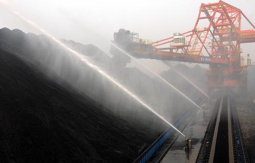 這是秦皇島港在給待運(yùn)煤炭上噴灑中水防塵(8月1日攝)。 2009年以來(lái),秦皇島港積極采取有效措施,直面全球金融危機(jī)給港口生產(chǎn)帶來(lái)的巨大挑戰(zhàn),在度過(guò)了1、2月份生產(chǎn)寒冬之后,從3月份開(kāi)始,生產(chǎn)形勢(shì)逐月呈現(xiàn)回升, 4、5、6月份吞吐量均超過(guò)2000萬(wàn)噸。7月份,秦皇島港貨物吞吐量達(dá)到2261萬(wàn)噸,創(chuàng)造了2008年9月份以來(lái)最高的生產(chǎn)紀(jì)錄。新華社記者楊世堯攝