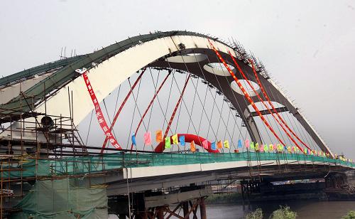 8月28日拍攝的世博會(huì)“貴賓橋”川楊河大橋。新華社發(fā)