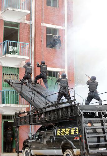 8月29日,在濟(jì)南演練現(xiàn)場(chǎng),武警快速占領(lǐng)制高點(diǎn),強(qiáng)行突擊。當(dāng)日,“泰山2號(hào)”反恐演習(xí)在山東省17個(gè)地市和勝利油田、齊魯石化、萊鋼集團(tuán)等單位同時(shí)舉行。演習(xí)旨在進(jìn)一步檢驗(yàn)和提高山東各城市防范、處置恐怖襲擊事件的應(yīng)急反應(yīng)、組織指揮和綜合保障能力。新華社發(fā)(陳進(jìn) 攝)