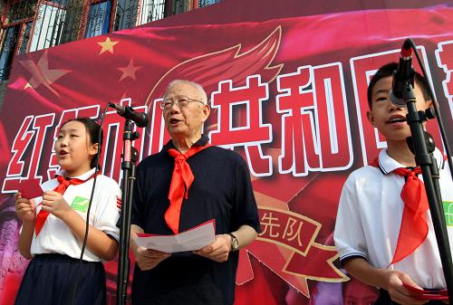 9月1日,詞作家田漢的兒子田大畏老人給小學(xué)生講述國歌《義勇軍進(jìn)行曲》誕生的故事。