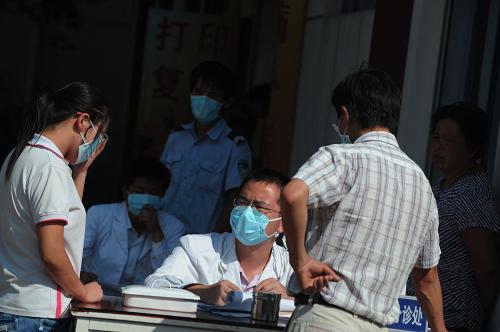 8月31日,河南省新安縣人民醫(yī)院設(shè)立的發(fā)熱預(yù)診門診正在接待就診者。 截至1日下午發(fā)稿時(shí)止,河南省新安縣第三高中甲型H1N1流感在日前確診病例人數(shù)80人后,又新增29名發(fā)熱病人,衛(wèi)生部門將直接按確診甲型H1N1流感病例進(jìn)行救治。目前,河南省新安縣甲型H1N1流感疫情排查工作仍在進(jìn)行。新華社記者趙鵬 攝