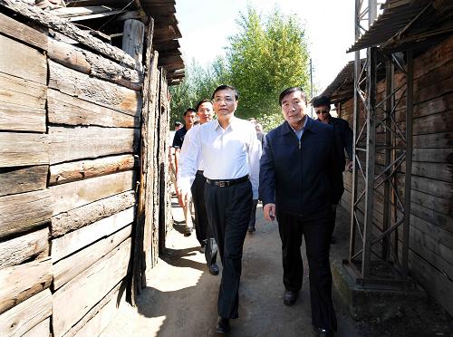8月31日至9月1日,中共中央政治局常委、國務院副總理李克強在吉林考察。這是8月31日,李克強在延邊州和龍市八家子林業(yè)局待改造棚戶區(qū)考察。 新華社記者李濤攝