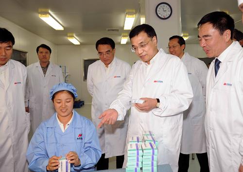 這是8月31日,李克強在吉林敖東藥業(yè)延吉分公司制藥車間內(nèi),向工作人員了解生產(chǎn)情況。新華社記者李濤攝