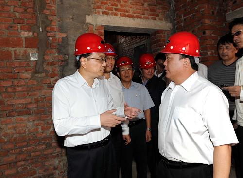 這是8月31日,李克強在延邊州和龍市八家子林業(yè)局棚戶區(qū)改造工程在建工地內(nèi)了解施工進度。新華社記者李濤攝