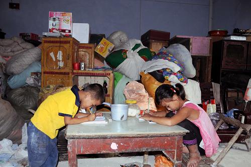 在鄧州市孟樓鎮(zhèn)的新家,10歲的小移民張夢(mèng)如和弟弟正在寫作業(yè)(9月2日攝)。新華社記者 張興軍 攝