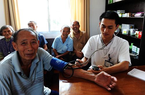 9月8日,在蘆村鄉(xiāng)敬老院醫(yī)務室,81歲的張長財(前左)老人正在進行體檢。為確保農村敬老院老人“老有所醫(yī)”,江西省宜春市袁州區(qū)在全區(qū)31所福利院、敬老院都建有醫(yī)務室,配備專職或兼職的醫(yī)護人員,備有常用藥品和基本的診療設備。同時逐年加大醫(yī)務室經費投入,加強與鄉(xiāng)鎮(zhèn)醫(yī)院、區(qū)醫(yī)療救助定點醫(yī)院協(xié)調,做到“每周一義診”、“每年兩大查”(即每周鄉(xiāng)鎮(zhèn)衛(wèi)生院派醫(yī)生義診一次、區(qū)醫(yī)療救助五個定點醫(yī)院每年兩次免費全面檢查),確保入院老人大病能住院、小病不出門,過著幸福的晚年。據悉,近兩年來,全區(qū)共投入醫(yī)務室建設專項經費達200余萬元。新華社記者宋振平攝