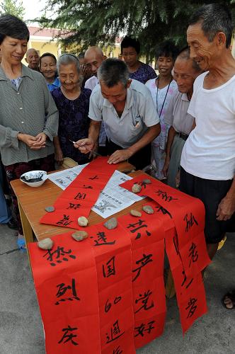 9月8日,在蘆村鄉(xiāng)敬老院,62歲的梁滿華老人正在書寫老人們的心里話。新華社記者宋振平攝