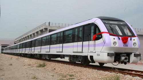 9月13日,上海軌道交通10號線首列電客列車運(yùn)抵上海后進(jìn)入車輛段進(jìn)行調(diào)試。這標(biāo)志著10號線軌道交通工程進(jìn)入最后的調(diào)試階段,世博會前將全線建成投入試運(yùn)營。上海軌道交通10號線全長36.2公里,共設(shè)31個(gè)車站,起點(diǎn)為上海東北角的新江灣城,終點(diǎn)為上海西南角的虹橋機(jī)場。新華社發(fā)