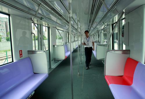 這是9月13日拍攝的上海軌道交通10號線首列電客列車的車廂內(nèi)景。新華社發(fā)