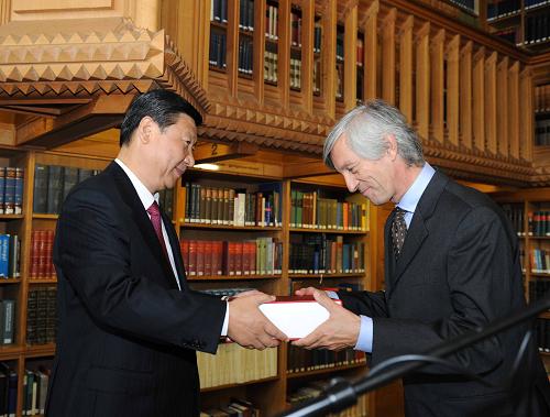 10月8日,正在比利時進行正式訪問的中國國家副主席習(xí)近平訪問魯汶大學(xué)。這是習(xí)近平向魯汶大學(xué)校長贈送“中華數(shù)字書苑”電子書庫。新華社記者饒愛民攝