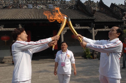 11月9日,來(lái)自廣州的水族火炬手楊承華(右)和來(lái)自廣州的朝鮮族火炬手李花(左)在廣州陳家祠進(jìn)行火炬交接。當(dāng)日,第八屆全國(guó)少數(shù)民族傳統(tǒng)體育運(yùn)動(dòng)會(huì)火炬?zhèn)鬟f在廣州舉行,男女各4名火炬手,從廣州白云山云臺(tái)花園開(kāi)始,分段接力傳遞火炬,最終抵達(dá)運(yùn)動(dòng)會(huì)開(kāi)幕式現(xiàn)場(chǎng)廣州奧林匹克體育中心。 新華社記者 楊宗友 攝