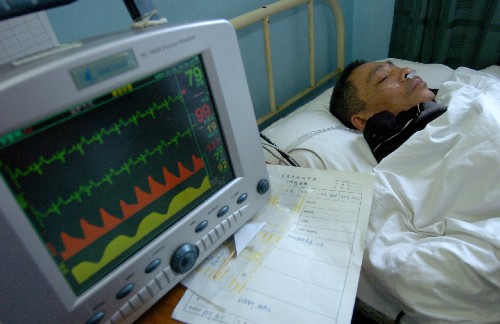 11月10日,在踩踏事故中受傷的61歲老人劉基染在重慶腫瘤醫(yī)院接受治療。 當(dāng)日,重慶市沙坪壩區(qū)“家樂福”超市進行10周年店慶促銷活動,由于人多擁擠,發(fā)生踩踏事故,目前已造成3人死亡,31人受傷,其中有7人重傷。 新華社記者 楊磊 攝