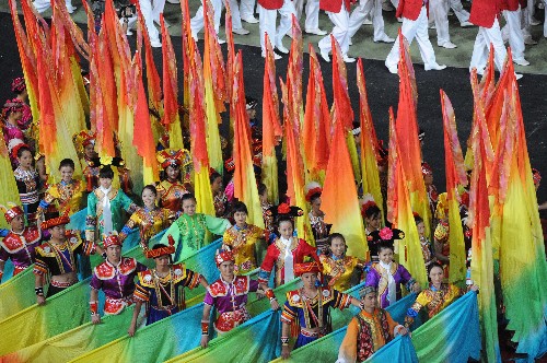 11月10日,第八屆全國(guó)少數(shù)民族傳統(tǒng)體育運(yùn)動(dòng)會(huì)在廣州開幕。圖為廣東省代表團(tuán)入場(chǎng)。 新華社記者 劉泉龍 攝