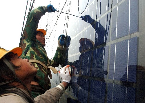 11月12日,工人正在保定電谷錦江國際酒店工地安裝光伏發(fā)電玻璃幕墻。 近日,一座利用太陽能可以并網(wǎng)發(fā)電的五星級酒店――保定電谷錦江國際酒店在河北保定市竣工。該酒店大廈的各個向陽立面都安裝有光伏發(fā)電玻璃幕墻,在附屬建筑屋頂、大堂頂部的玻璃采光區(qū),也都裝有光伏發(fā)電組件。所有位置安裝的光伏發(fā)電組件,都有先進(jìn)的數(shù)據(jù)采集系統(tǒng),記錄并顯示太陽能發(fā)電系統(tǒng)即時發(fā)電量、總發(fā)電量及太陽能輻照度,風(fēng)速等參數(shù)。這家酒店的建成為國內(nèi)新能源行業(yè)進(jìn)行太陽能設(shè)備與大體量建筑的工程融合提供了實踐經(jīng)驗。 新華社記者 鞏志宏 攝