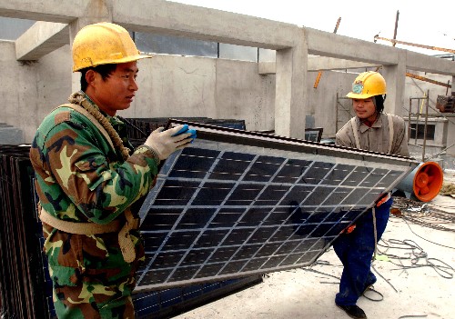 11月12日,在保定電谷錦江國際酒店建設(shè)工地,工人正在搬運(yùn)光伏發(fā)電組件。 新華社記者 鞏志宏 攝